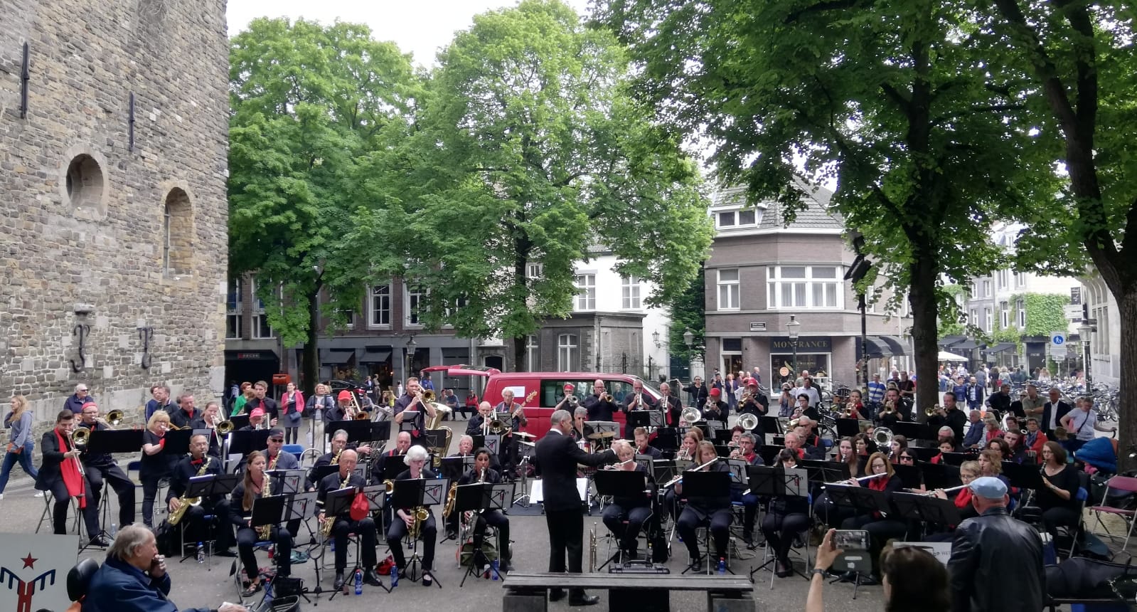 20190519OLVPleinMaastrichtmetSüsterseelendoedelzakken